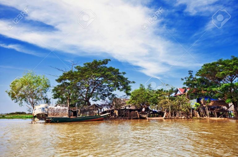 40963043-the-village-on-the-water-tonle-sap-lake-cambodia
